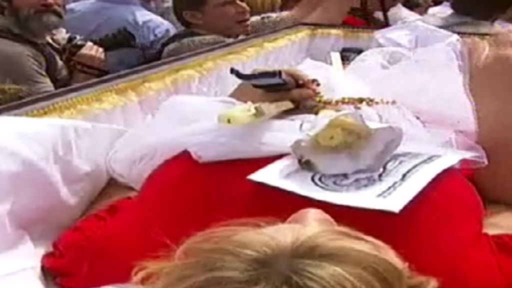 Procesión dentro de un ataúd