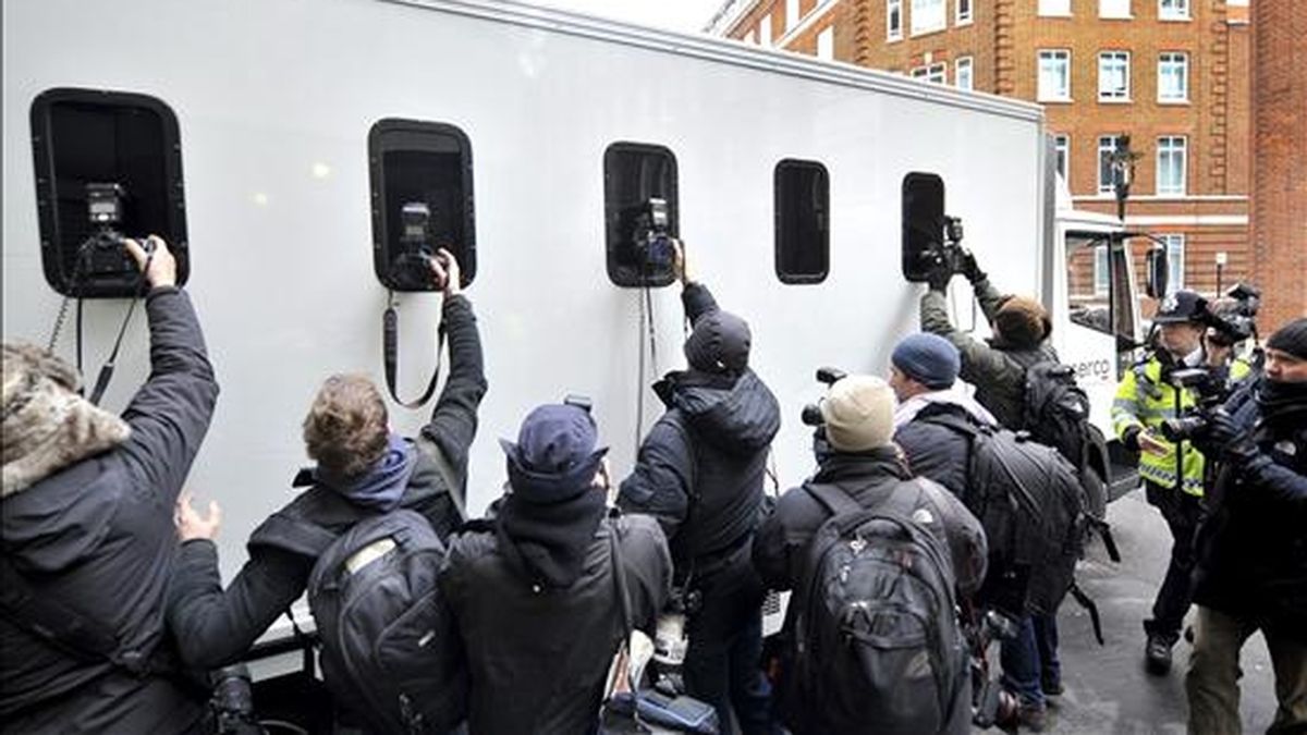Fotógrafos rodean el furgón en el que supuestamente fue trasladado el fundador de Wikileaks, Julian Assange, hasta el tribunal de la City de Westminster (Londres), donde se celebró la segunda vista sobre su extradición a Suecia, en Londres (Reino Unido), hoy, martes 14 de diciembre de 2010. EFE