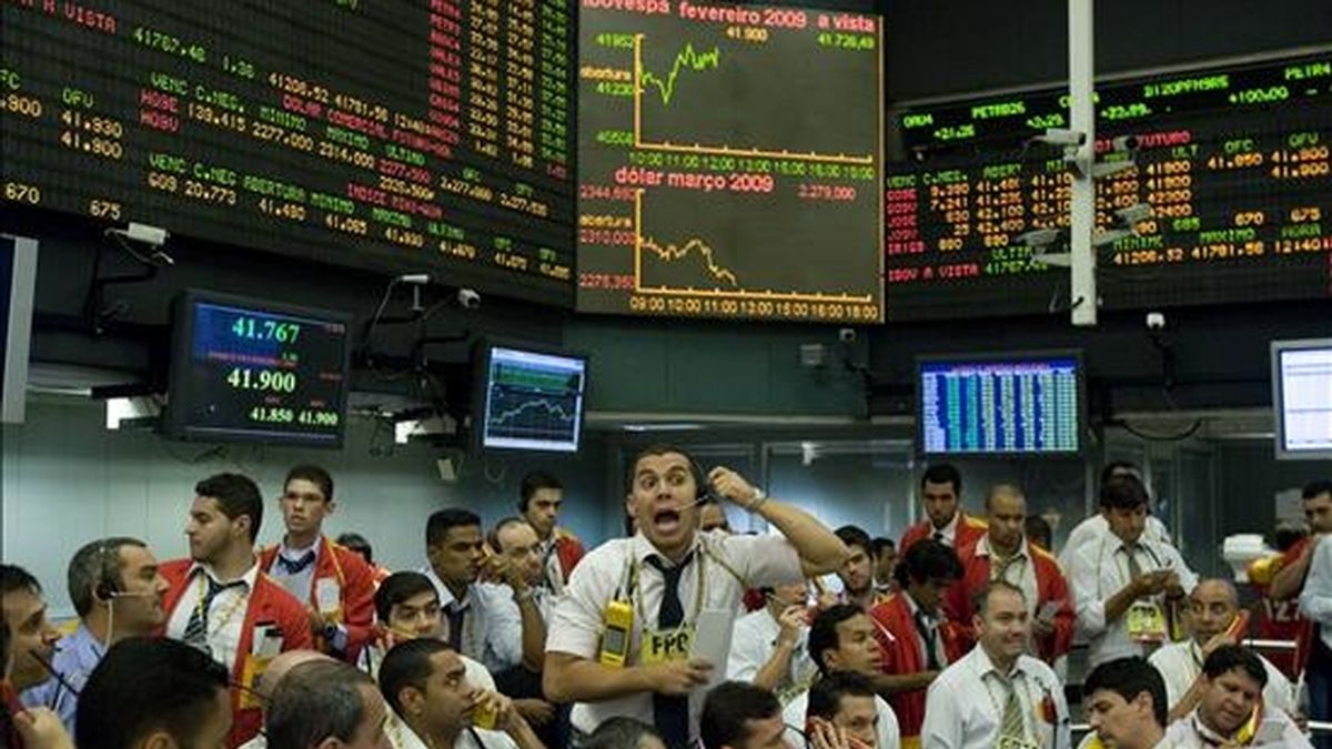 Operadores negocian las acciones de los contratos futuros en la Bolsa de Valores, Mercaderías y Futuros de Sao Paulo, que cerró la jornada del miércoles con una baja del 0,88%. EFE
