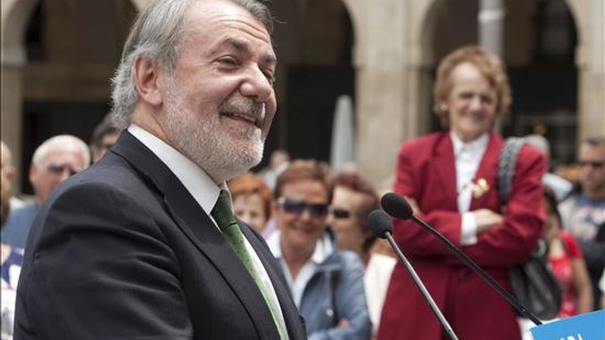 El cabeza de lista del PP a las elecciones al Parlamento Europeo, Jaime Mayor Oreja, durante un acto electoral celebrado con cargos electos vascos de su partido hoy en Vitoria. EFE