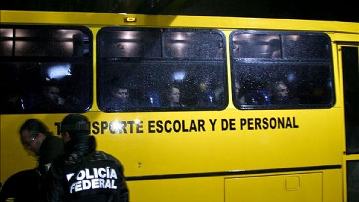 Noventa y dos policías del estado de Hidalgo, centro de México, que fueron detenidos por agentes federales son transportados en autobuses en Ciudad de México (México). EFE