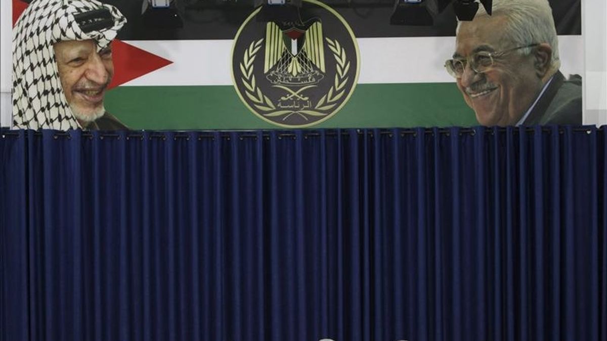 El presidente palestino, Mahmud Abás (c), habla con la prensa sobre el acuerdo alcanzado ayer por la facción nacionalista palestina Al Fatah y la islamista Hamás, en sus oficinas de Ramala, Cisjordania. EFE