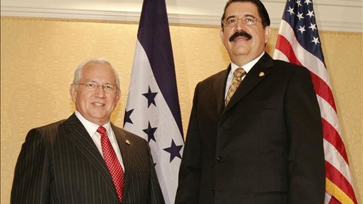 Imagen de archivo del presidente de Honduras, Jose Manuel Zelaya (d), junto a Roberto Micheletti, presidente del congreso de Honduras. EFE/Archivo