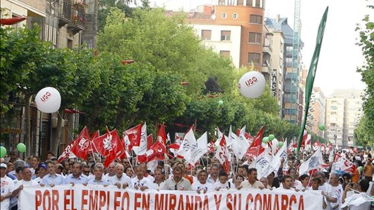 Cabecera de la manifestación que se ha celebrado hoy por las principales calles de la localidad burgalesa de Miranda de Ebro en apoyo a los trabajadores de la central de Santa María de Garoña. EFE