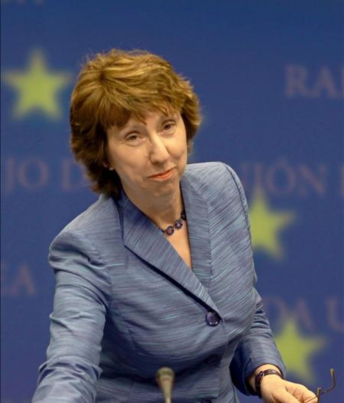 La jefa de la diplomacia europea, Catherine Ashton, sonríe a su llegada a una rueda de prensa tras una reunión de ministros de Asuntos Exteriores del Consejo Europeo en la sede de la organización en Bruselas, Bélgica. EFE