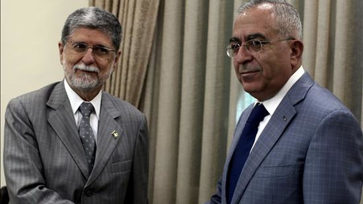 El primer ministro palestino, Salam Fayyad (d), posa junto al ministro de Exteriores brasileño, Celso Amorim, antes de su reunión hoy en Ramala (Cisjordania). EFE