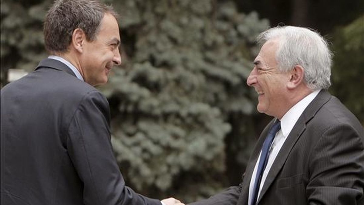 El presidente del Gobierno, José Luis Rodríguez Zapatero (i), saluda al director del Fondo Monetario Internacional (FMI), Dominique Strauss-Kahn, con quien se reunió hoy en el Palacio de la Moncloa. EFE