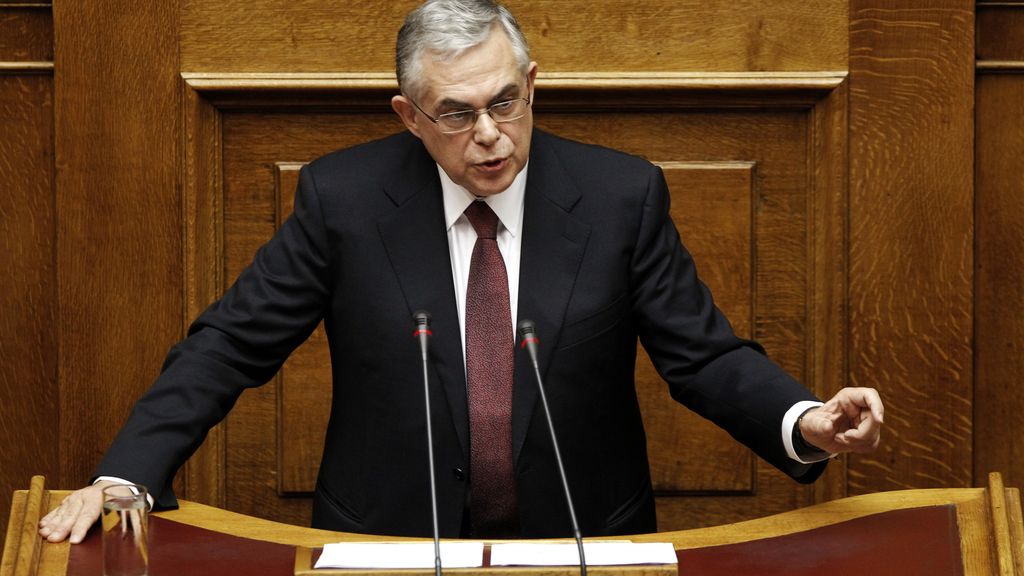 Grecia aprueba más recortes