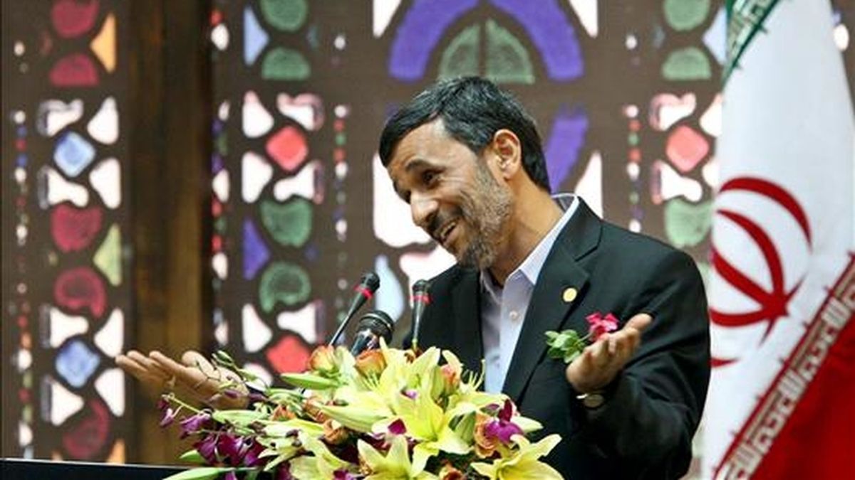 El presidente iraní, Mahmud Ahmadineyad, durante una ceremonia en honor de un grupo de expatriados iraníes este lunes en Teherán. EFE