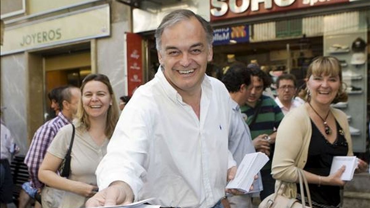 El vicesecretario de Comunicación del Partido Popular, Esteban González Pons, durante el recorrido que ha realizado por el mercado de la localidad mallorquina de Inca en el que ha pedido el voto para dicha formación política. EFE El vicesecretario de Comunicación del Partido Popular, Esteban González Pons, durante el recorrido que ha realizado por el mercado de la localidad mallorquina de Inca en el que ha pedido el voto para dicha formación política. EFE