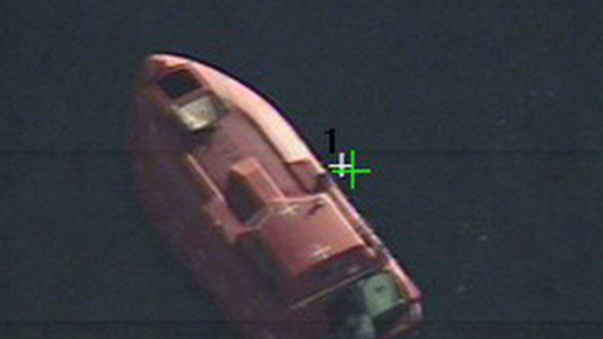 Fotografía suministrada por la Marina de los EEUU que muestra una imagen tomada por el Scan Eagle UAV y una Navy P-3C Orion del bote salvavidas en el que estaba Philips. Foto: EFE
