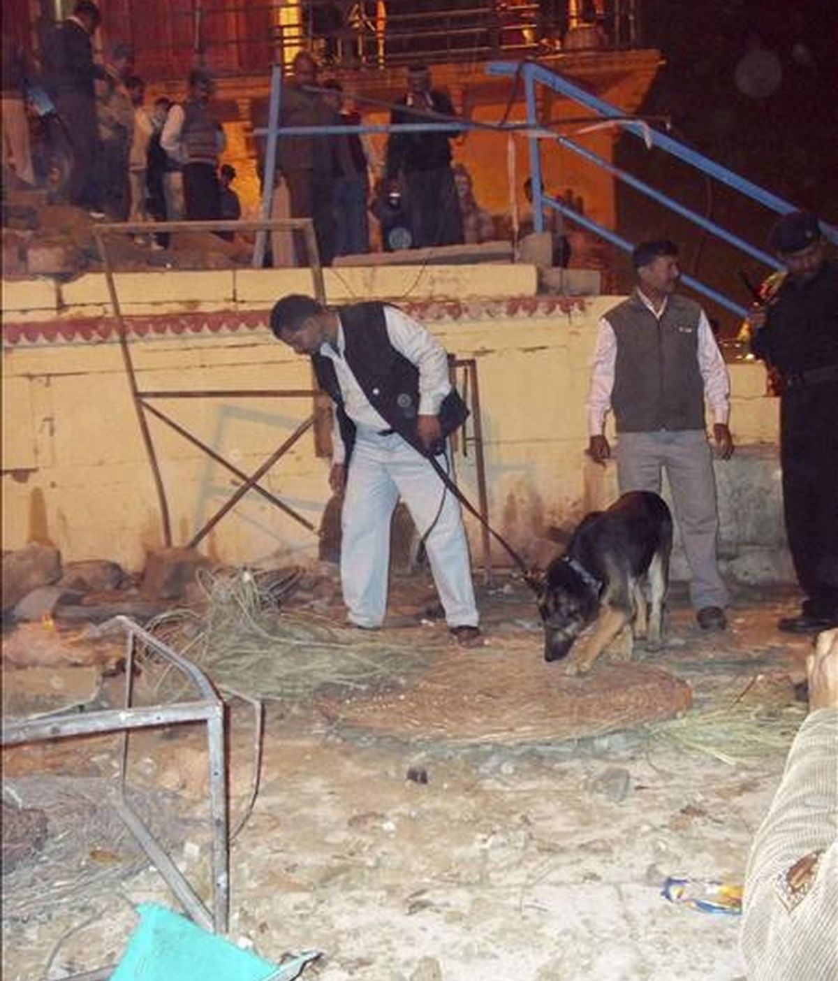 Policías indios inspeccionan el lugar donde una explosión ha acabado con la vida de dos personas, una de ellas un turista extranjero, en la ciudad de Benarés (actualmente Varanasi), en el norte de la India. EFE