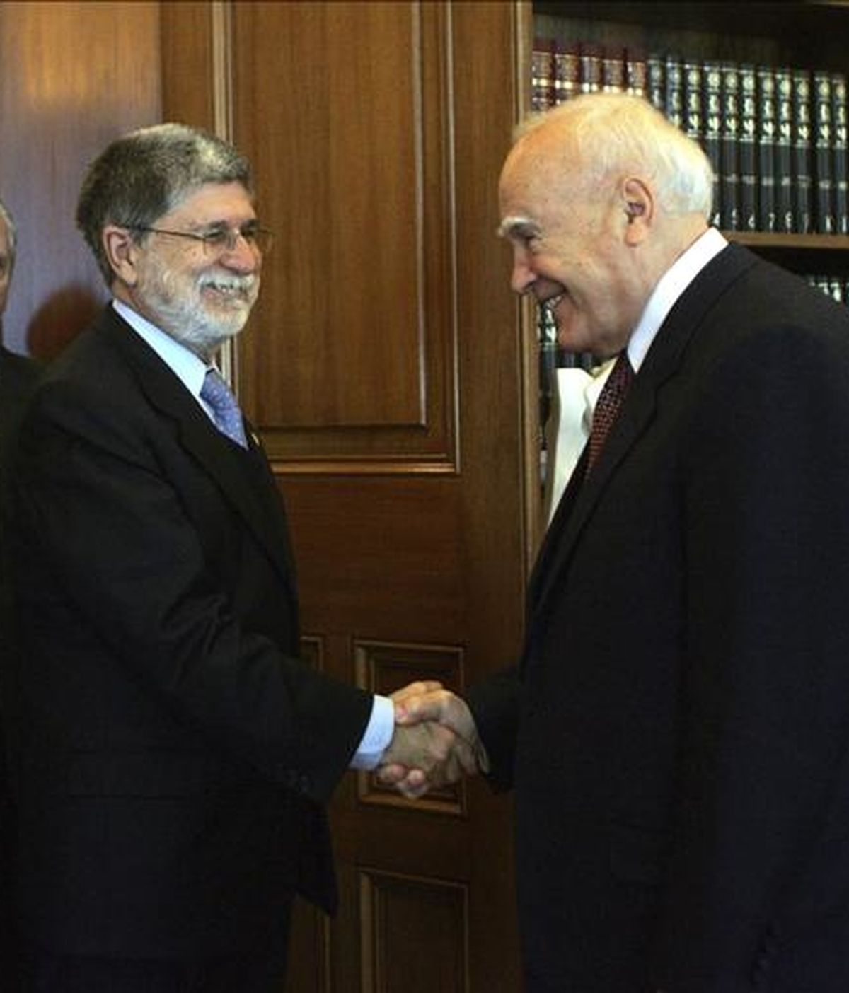 El presidente griego, Karolos Papoulias (dcha), estrecha la mano del ministro de Asuntos Exteriores de Brasil, Celso Amorim (izq), durante su encuentro en Atenas, Grecia, el pasado viernes, 3 de abril. EFE