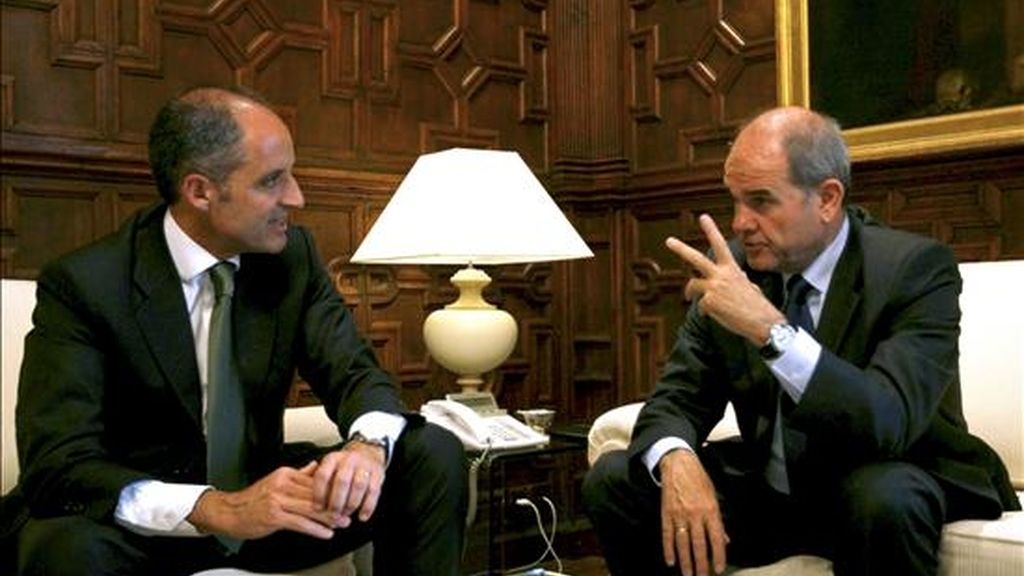 El vicepresidente tercero y ministro de Política Territorial, Manuel Chaves (d), conversa con el presidente de la Generalitat Valenciana, Francisco Camps, durante la reunión que han mantenido para hablar sobre el modelo de financiación autonómica, hoy en Valencia. EFE