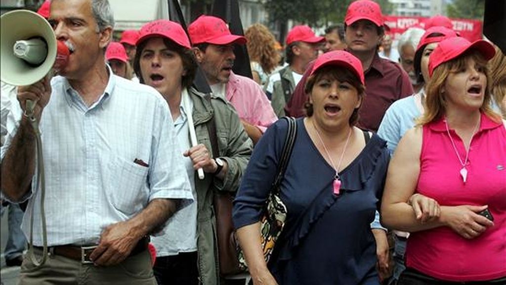 Funcionarios corean consignas durante una manifestación convocada en el centro de Atenas (Grecia). EFE/Archivo Funcionarios corean consignas durante una manifestación convocada en el centro de Atenas (Grecia). EFE/Archivo