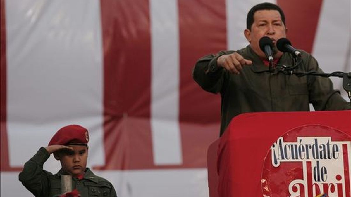 El presidente venezolano, Hugo Chávez, se pronunció frente a miles de sus seguidores que se concentraron en una avenida de Caracas (Venezuela) para celebrar el séptimo aniversario del retorno de Chávez al poder, luego del golpe de estado que lo derrocó por 48 horas en 2002. EFE
