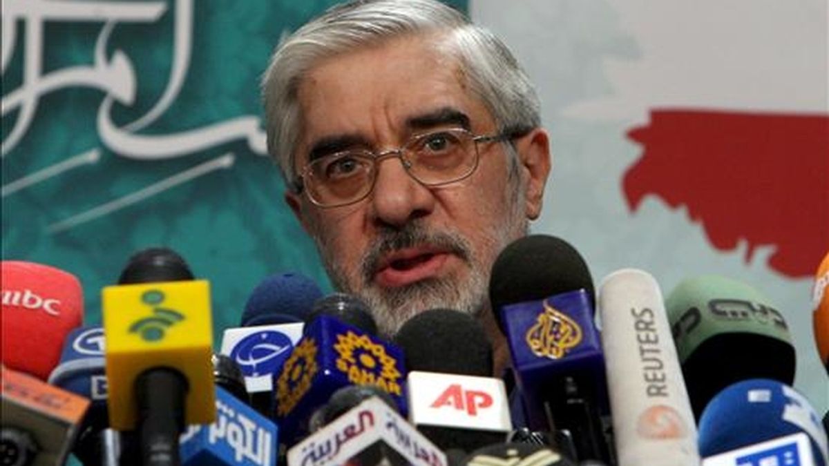 El ex primer ministro y candidato moderado a la presidencia de Irán, Mir Husein Musavi, durante la rueda de prensa ofrecida hoy en Teherán. EFE