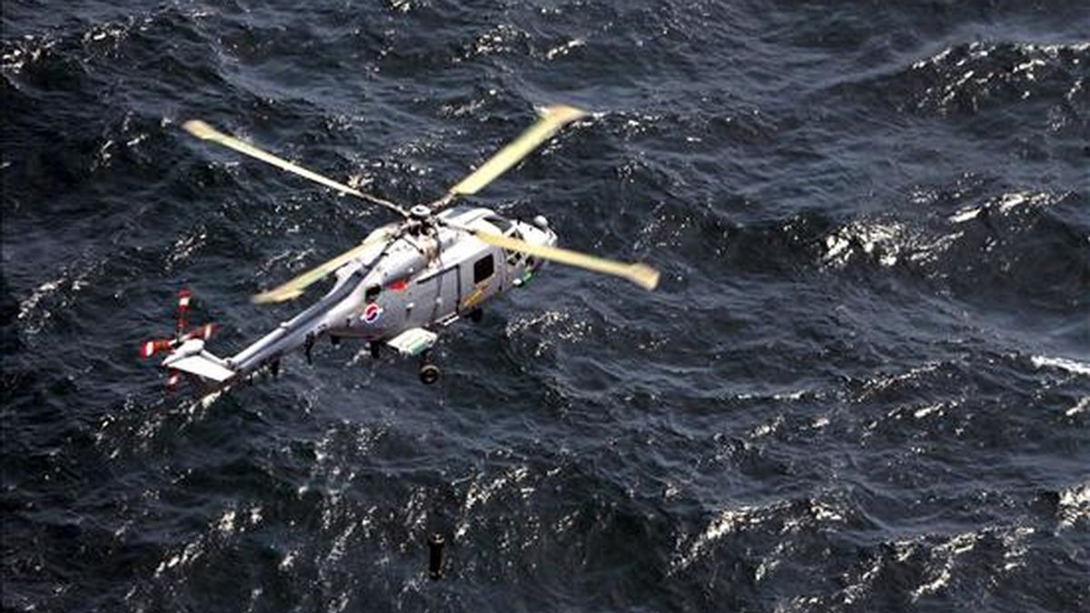 Un helicóptero Lynx surcoreano lanza un sonar durante unas maniobras navales iniciadas hoy en la frontera marítima del oeste. Corea del Sur inició hoy cinco días de maniobras navales en el Mar Amarillo (Mar Occidental), donde en marzo se hundió el buque surcoreano "Cheonan" en un suceso atribuido a un torpedo de Corea del Norte. EFE/Yonhap