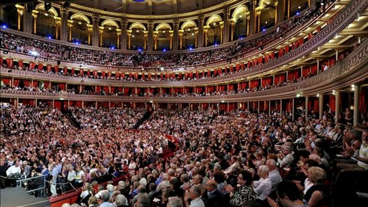 El infatigable Plácido Domingo, esta vez en su recién estrenado rol de barítono, y su compatriota José Carreras son las grandes voces españolas en los Proms de la BBC, el mayor festival de música clásica del mundo, que celebra este año su 116 edición. En la imagen, el Royal Albert Hall durante un concierto de los BBC Proms. EFE