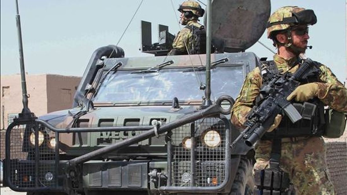 Soldados italianos de la ISAF (Fuerza Internacional de Asistencia a la Seguridad) patrullan en Herat, Afganistán occidental. EFE/Archivo