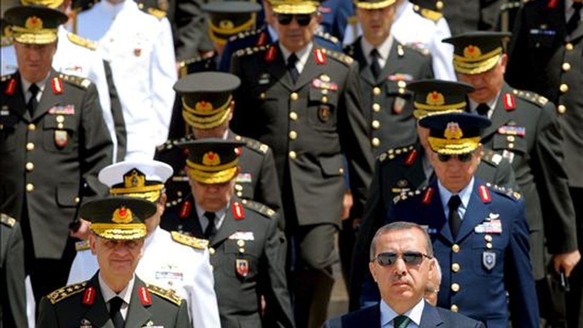 El primer ministro turco, Recep Tayyip Erdogan (d), y el jefe del Estado Mayor de las Fuerzas Armadas de Turquía, Ilker Basbug (i), encabezando una ceremonia en el mausoleo de Ataturk en Ankara el pasado domingo. EFE