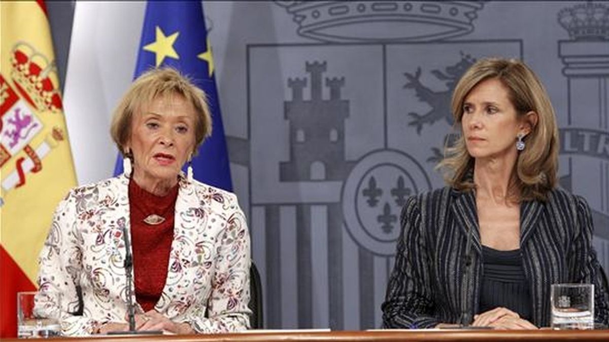 La vicepresidenta del Gobierno, María Teresa Fernández de la Vega (i), y la ministra de Ciencia e Innovación, Cristina Garmendia, durante la rueda de prensa que ofrecieron este viernes tras el Consejo de Ministros. EFE La vicepresidenta del Gobierno, María Teresa Fernández de la Vega (i), y la ministra de Ciencia e Innovación, Cristina Garmendia, durante la rueda de prensa que ofrecieron este viernes tras el Consejo de Ministros. EFE