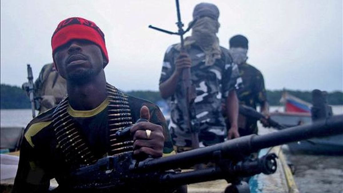 Fotografía de miembros de la guerrilla nigeriana del Movimiento para la Emancipación del Delta del Níger (MEND) pratrullando por la Delta del Niger, en Nigeria, el 20 de septiembre de 2008. El Movimiento para la Emancipación del Delta del Níger (MEND) ha asegurado en un comunicado haber localizado a tres franceses secuestrados. EFE/Archivo