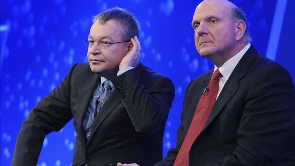 El presidente de la fabricante finlandesa de móviles Nokia, Stephen Elop (izq), y el consejero delegado de Microsoft, Steve Ballmer, durante un evento organizado hoy por Nokia en un hotel de Londres (Reino Unido). Nokia anunció hoy un "amplio acuerdo estratégico" con Microsoft para crear un nuevo ecosistema conjunto. EFE