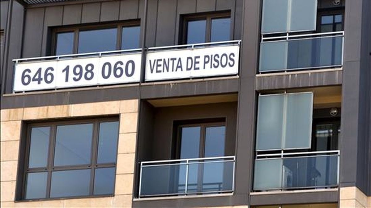 Un cartel de venta de pisos recién terminados en la fachada de un inmueble de Bilbao. EFE/Archivo