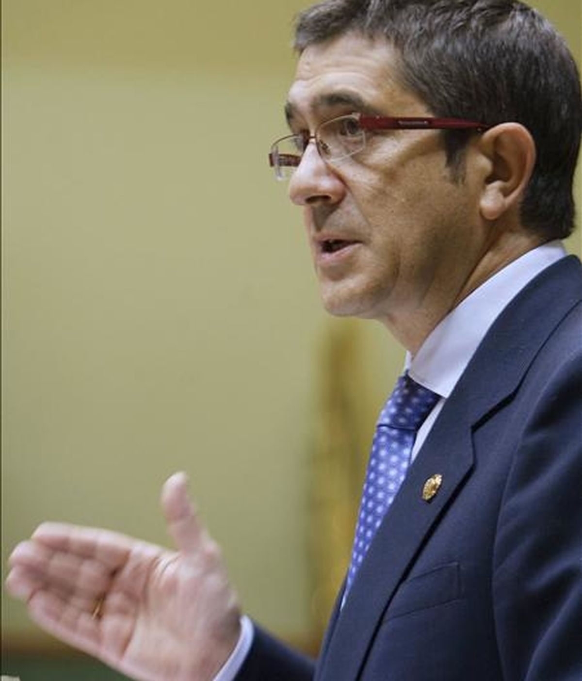 El lehendakari, Patxi López, durante su intervención en el pleno de política general en el Parlamento Vasco en Vitoria, que continuará con los grupos parlamentarios, por orden de menor a mayor representación parlamentaria. EFE