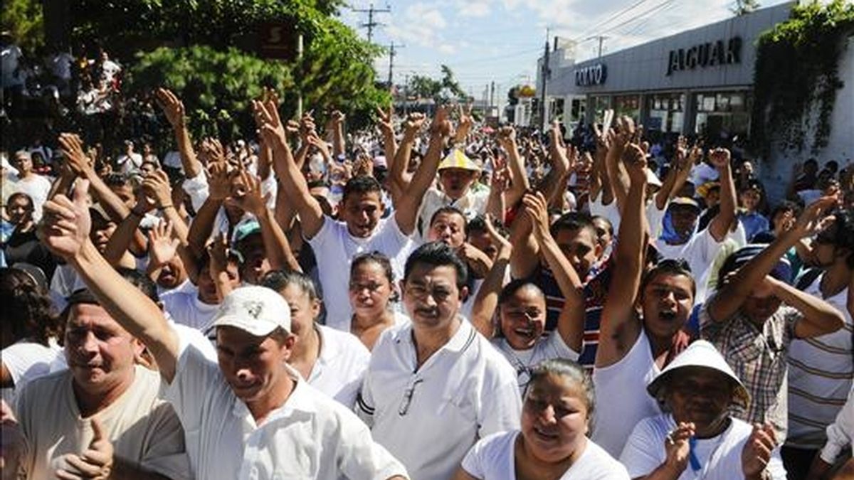 Decenas de vendedores ambulantes marchan hasta la embajada de España en San Salvador para pedir que se suspendan los fondos que la cooperación española destina para financiar un plan de revitalización de zonas en el centro de la capital. EFE