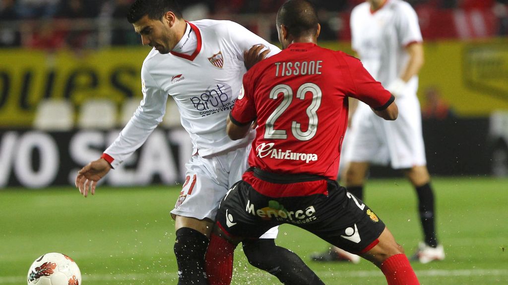José Antonio Reyes trata de escapar del centrocampista argentino Fernando Tissone