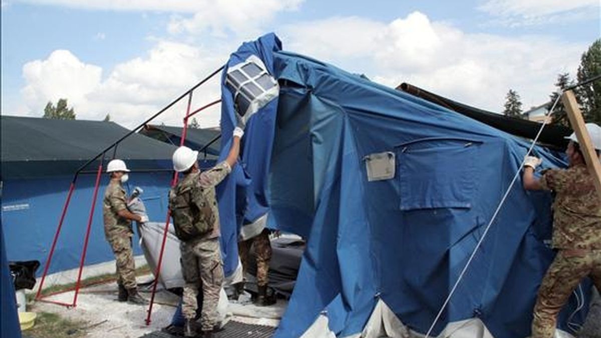 Soldados italianos desmantelan las tiendas de campaña que utilizaron como viviendas temporales las víctimas del terremoto que azotó la provincia italiana de Los Abruzos en abril de 2009. EFE/Archivo