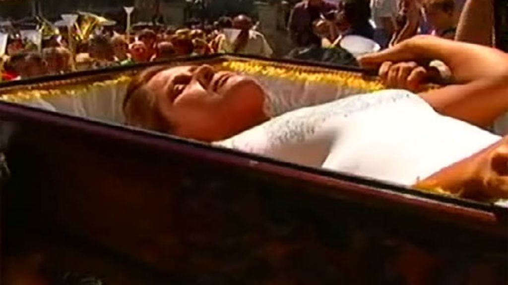 Procesión dentro de un ataúd