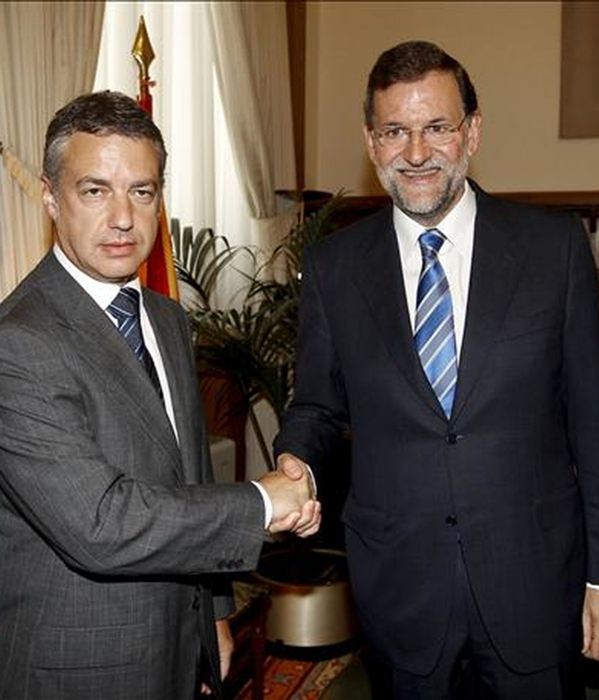 El presidente del PP, Mariano Rajoy (d), y el líder del PNV, Iñigo Urkullu, se saludan momentos antes de mantener, hoy en el Congreso, su primera reunión de carácter oficial con el objetivo de normalizar los vínculos entre ambos partidos tras las tensas relaciones que han mantenido durante años. EFE