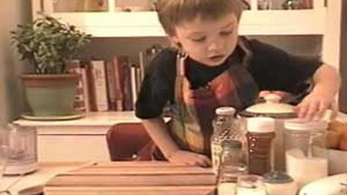 Julian en la cocina donde graba sus programas de cocina.