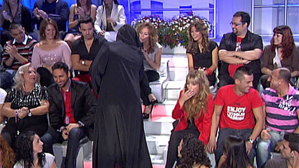 Fabián se sienta en el trono