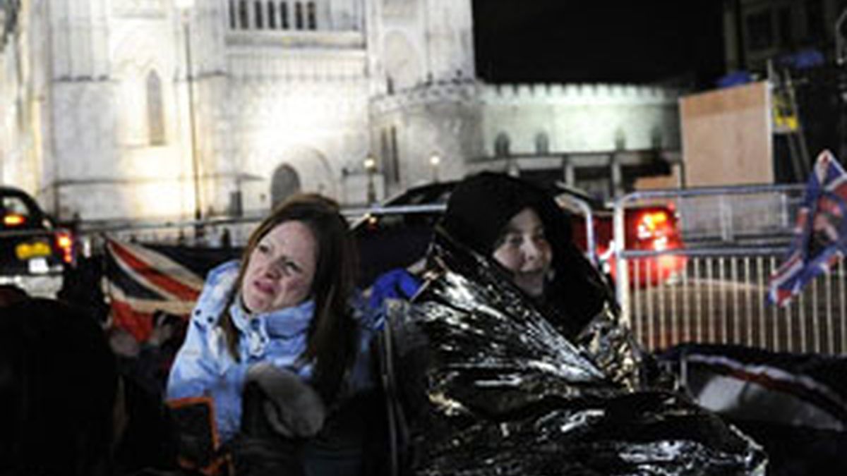 Seguidores de la realeza acampan en las afueras de la abadía Westminster. Foto: EFE