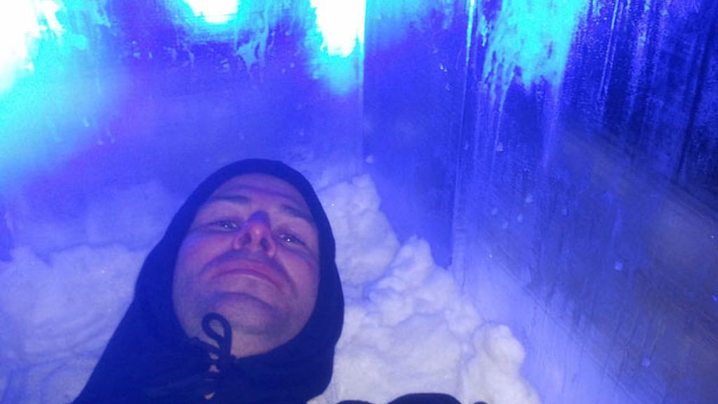 Encerrado 24 horas en un bloque de hielo