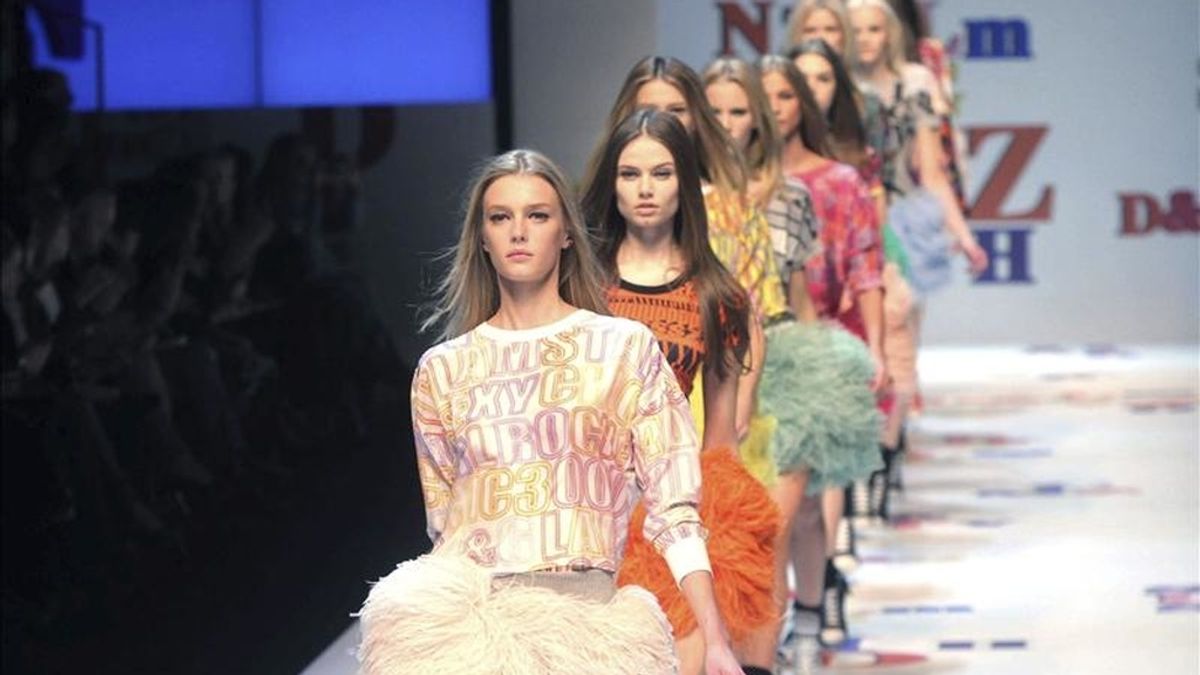 Modelos desfilan con creaciones otoño-invierno 2011/2012 de la firma Dolce & Gabbana, durante la Semana de la moda femenina de Milán, Italia. EFE