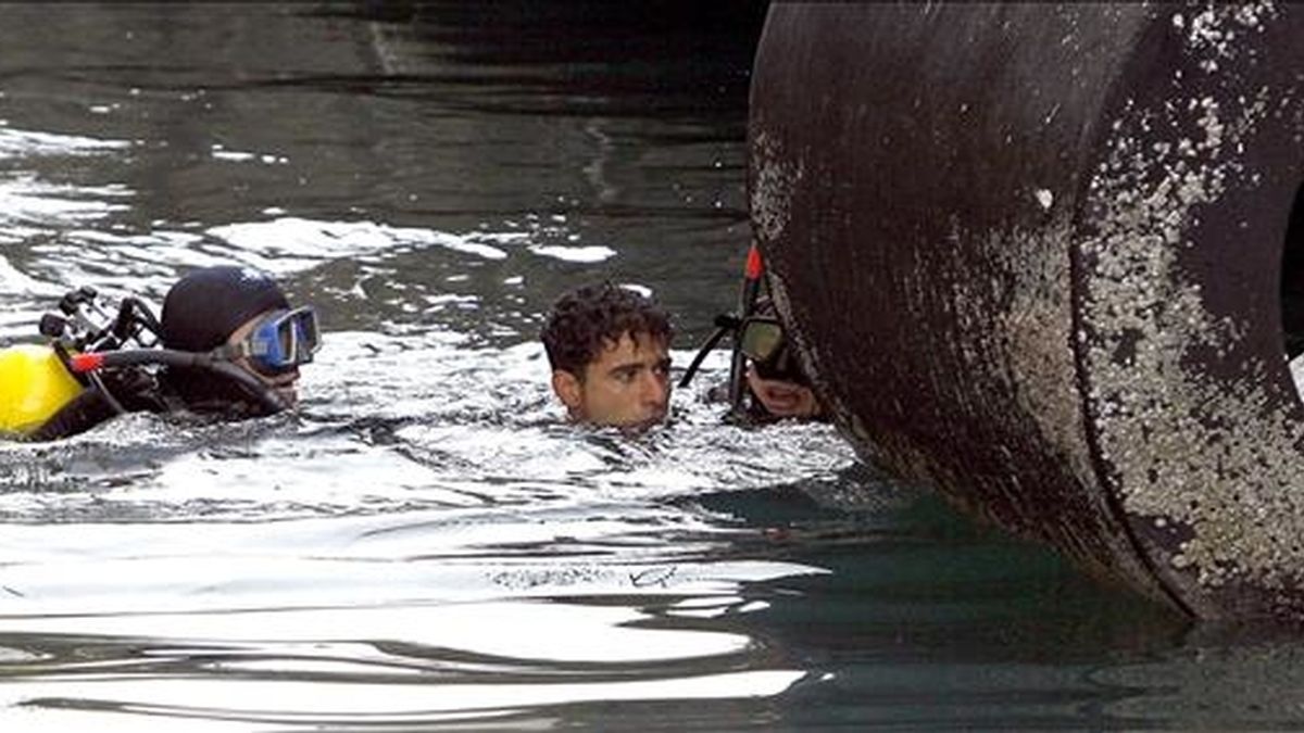 Un inmigrante es sacado del agua. EFE/Archivo