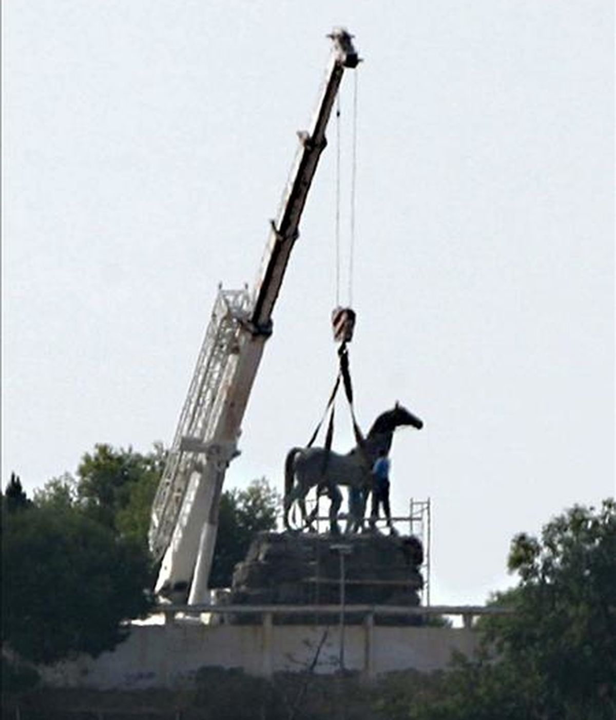 Una estatua ecuestre de Francisco Franco, la última del dictador montado a caballo que quedaba expuesta en España, fue retirada hoy del lugar donde permanecía, en el interior de un cuartel de la Legión, en Melilla. EFE