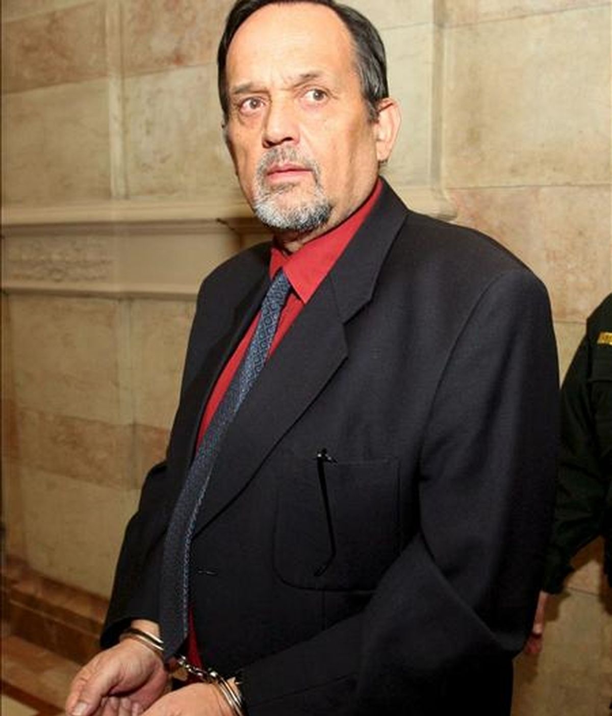 El pronazi Gerd Honsik fotografiado durante su juicio de apelación en Viena (Austria), el 3 de diciembre de 2007. En 1992, Honsik fue hallado culpable por negar el holocausto y fue sentenciado a 18 meses de prisión. Honsik huyó a España y fue arrestado en Málaga en agosto de 2007 y extraditado a Austria. EFE/Archivo