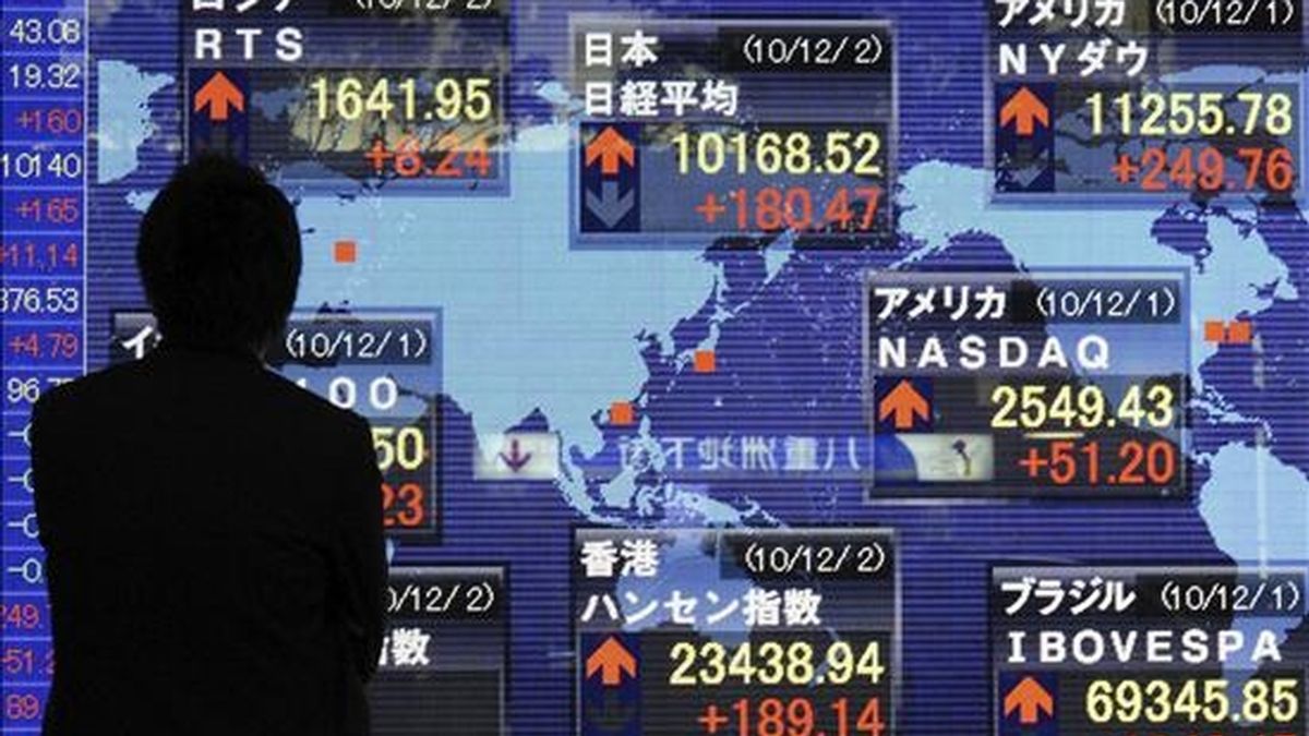 Un hombre se interesa por los cierres de los parqués en el mundo, en Tokio. EFE/Archivo Un hombre se interesa por los cierres de los parqués en el mundo, en Tokio. EFE/Archivo