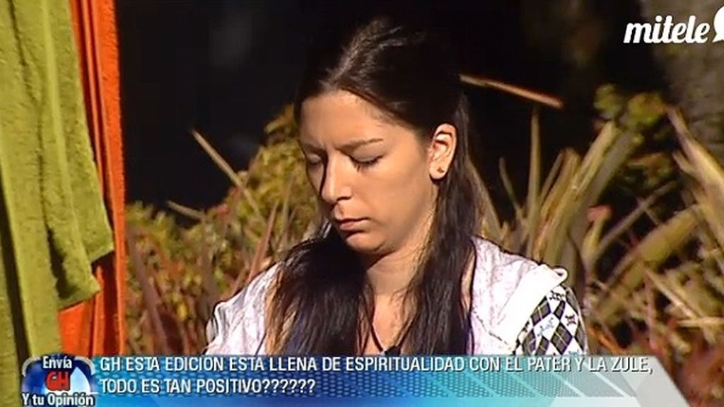 Los concursantes se relajan en el jardín