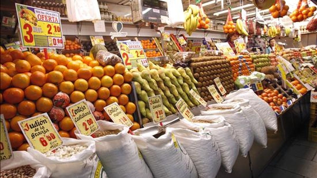 Vista de algunos de los productos que se ofrecen en una frutería de un mercado madrileño. EFE/Archivo
