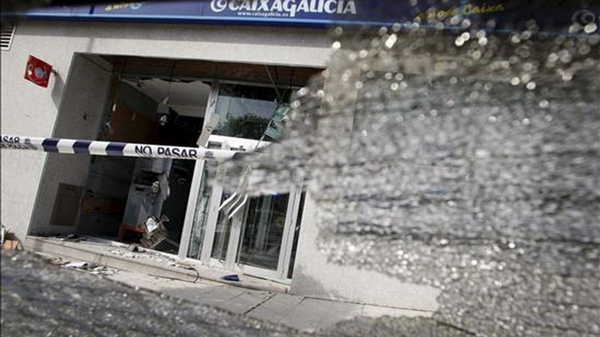 Desperfectos en Caixa Galicia en Vigo tras la explosión de una bomba de fabricación casera en un cajero automático de la entidad financiera que no ha causado víctimas pero ha provocado cuantiosos daños materiales. EFE