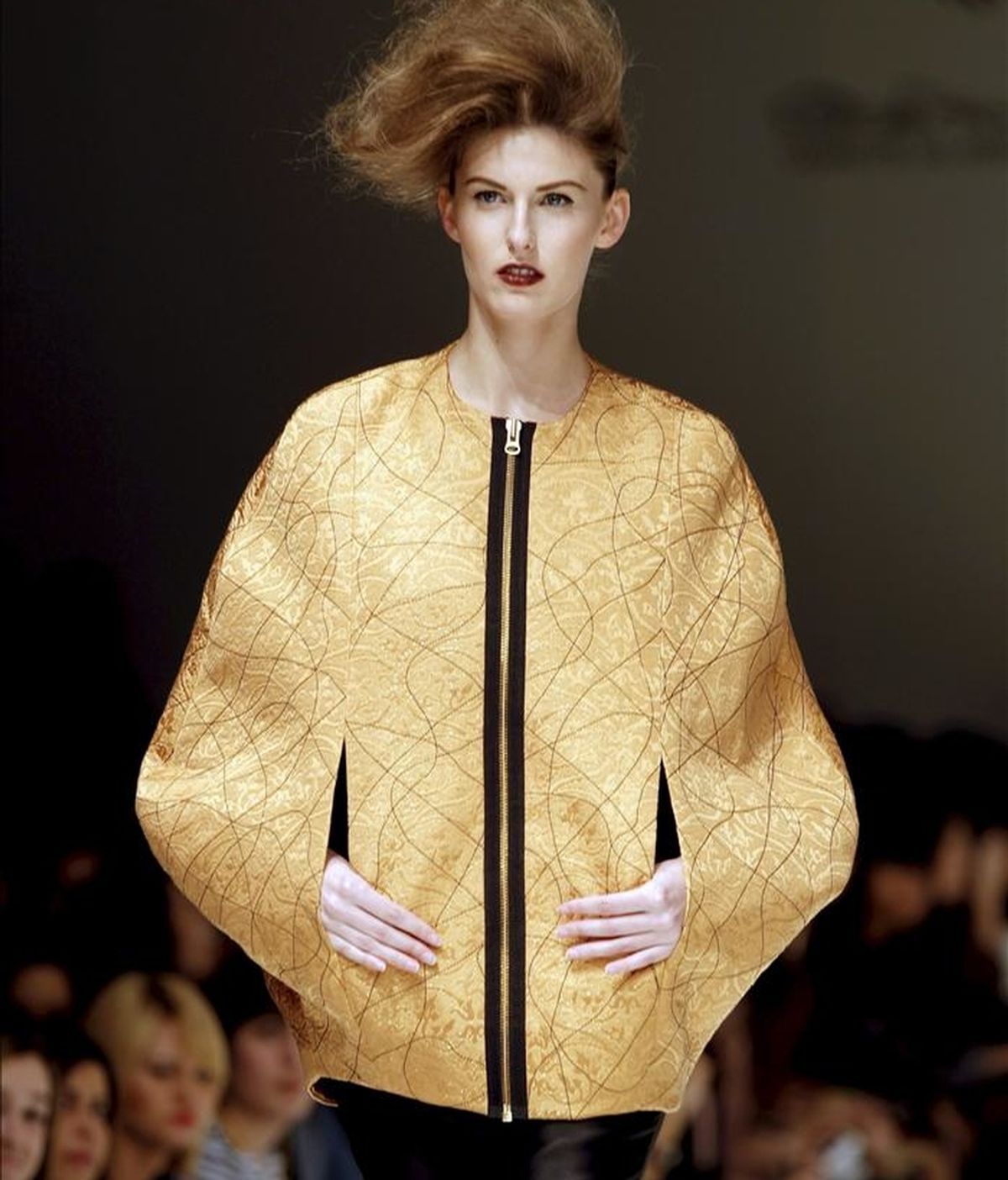 Una modelo luce una de las creaciones de la colección otoño-invierno 2011-12 del diseñador Higinio Mateu, en la segunda jornada de la "Valencia Fashion Week". EFE