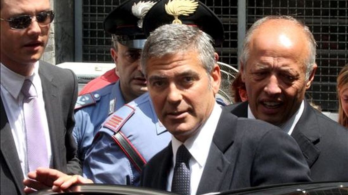 El actor estadounidense George Clooney (c) tras  abandonar hoy el Tribunal Penal de Milán (Italia) tras ofrecer su testimonio en un juicio con tres imputados por la creación de una línea de moda no autorizada que llevaba su nombre. EFE