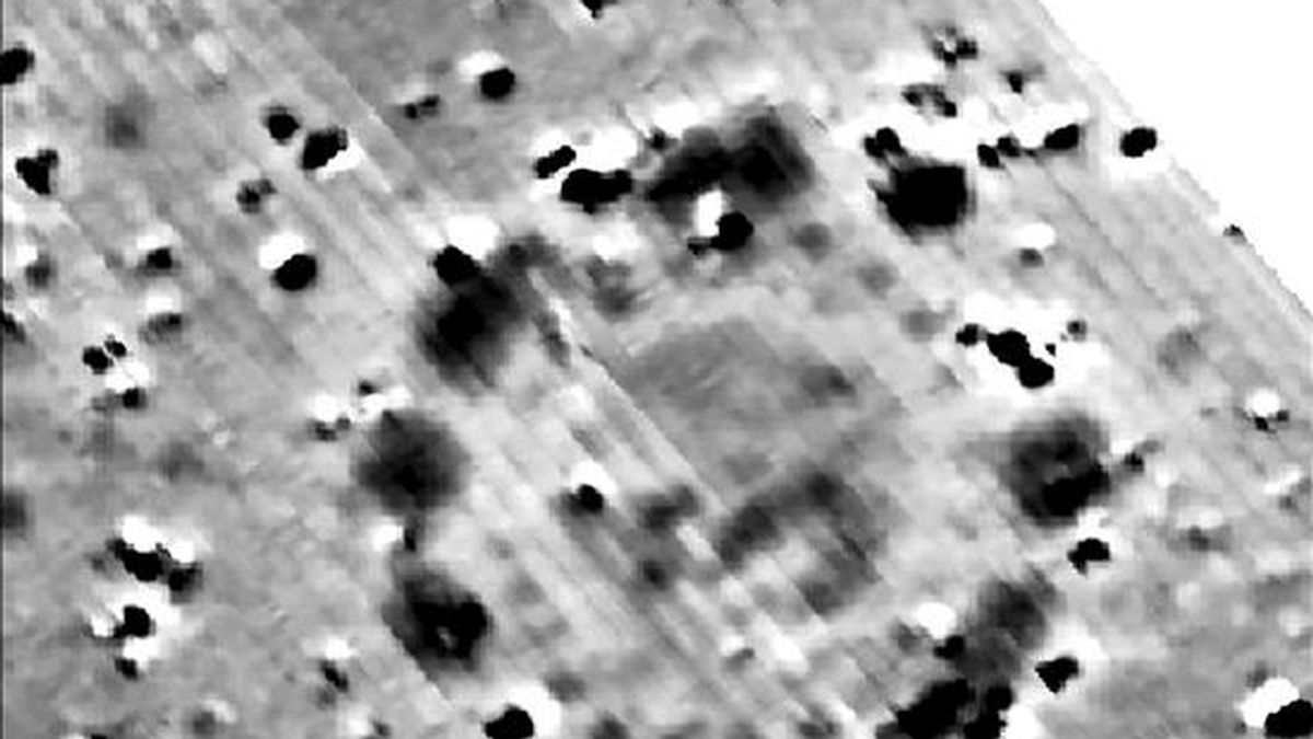 Imagen de archivo facilitada por la Universidad de Birmingham, Reino Unido, en la que se muestra la imagen de un reciente descubrimiento llevado a cabo por un grupo internacional de arqueólogos, situado cerca del complejo neolítico de Stonehenge, próximo a la ciudad de Salisbury, en Reino Unido. EFE